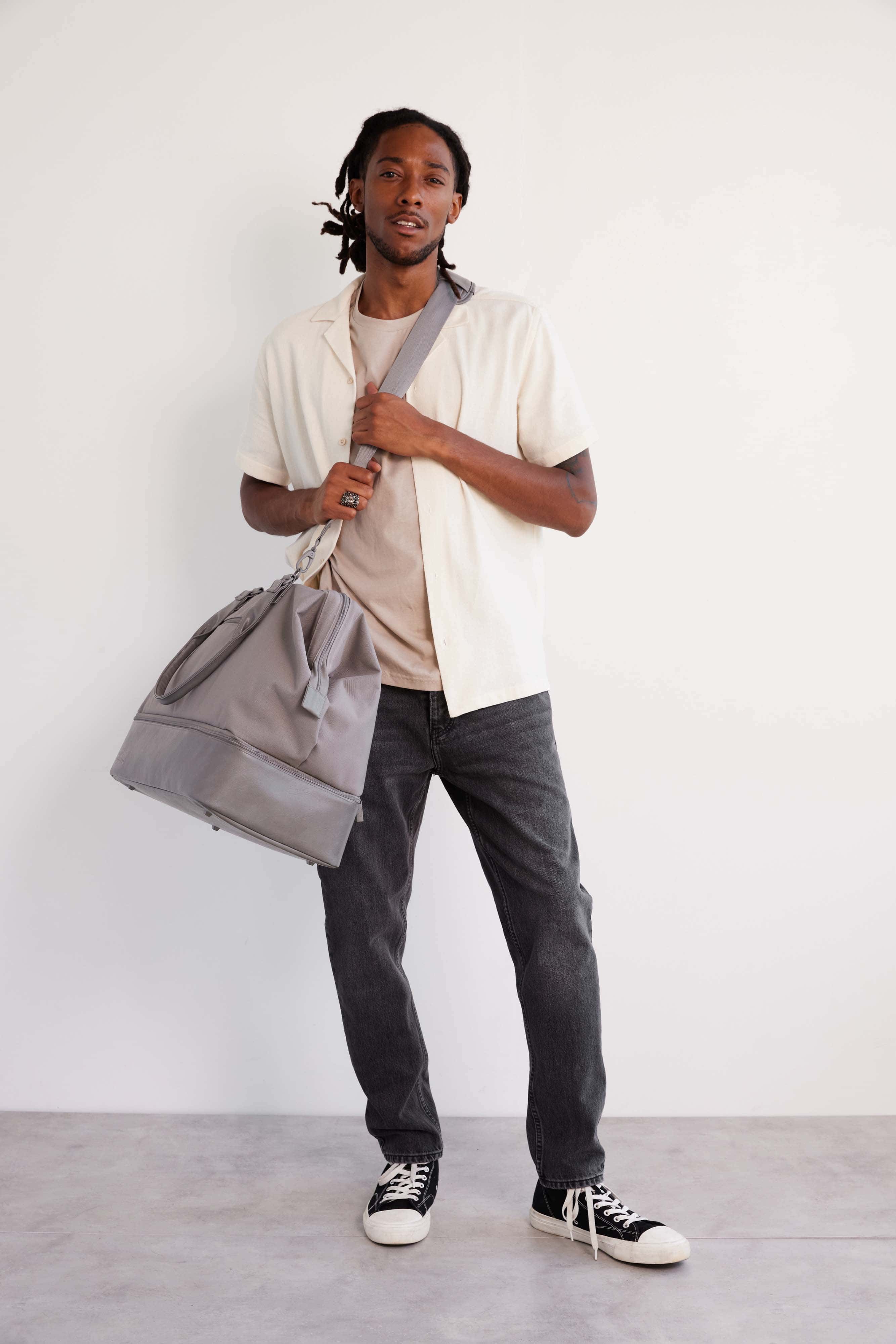 Béis 'The Weekender' in Grey - Grey Travel Bag & Duffle Bag