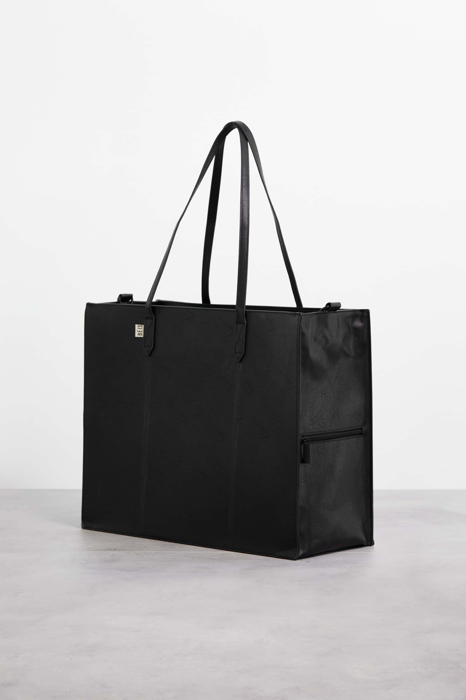 Bring 'er tote bag with bottle compartments