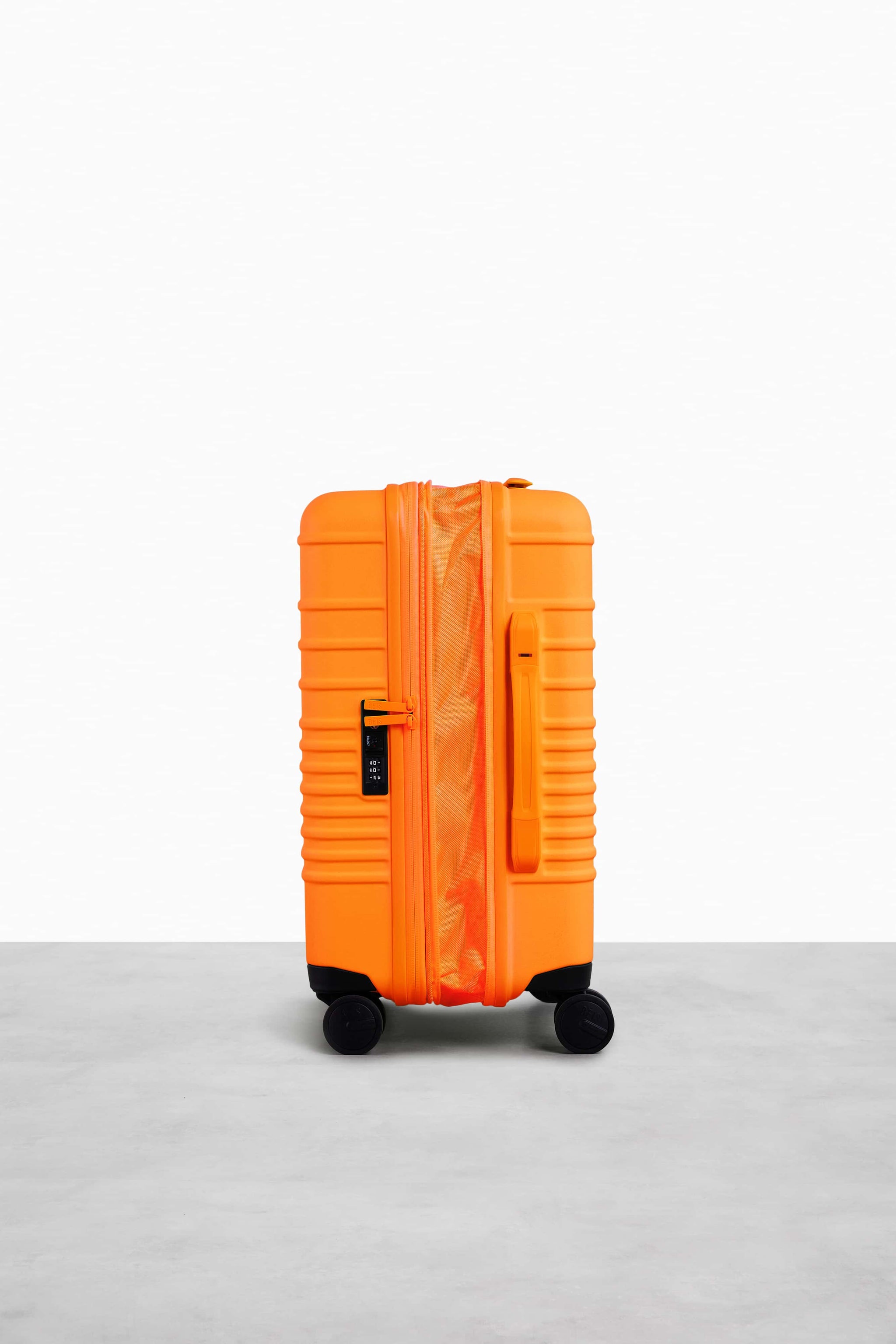 BÉIS 'The CarryOn Roller' in Creamsicle 21" Carry On Rolling Luggage