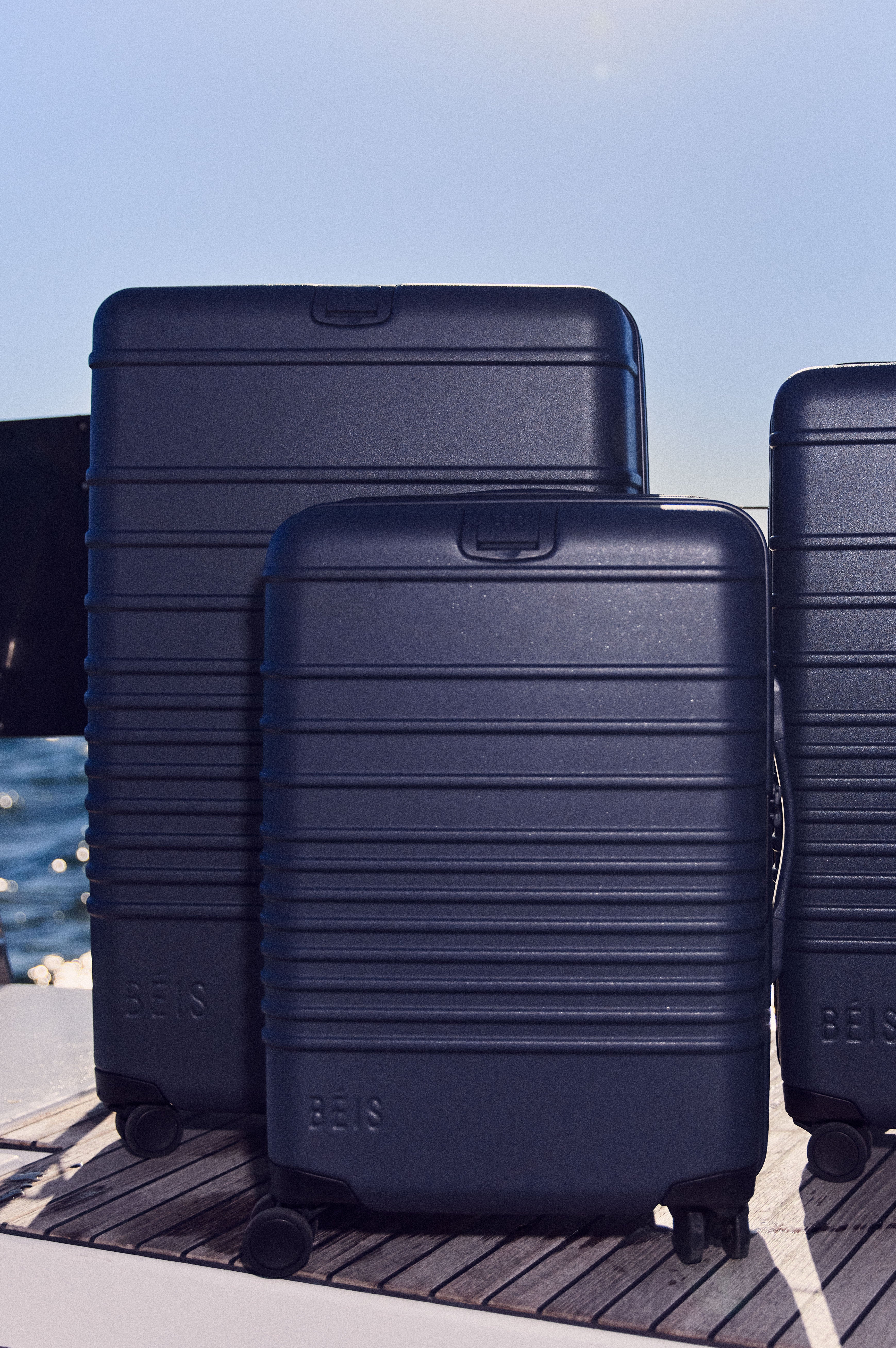 BÉIS 'The Carry-On Roller' in Navy - Blue Suitcase & 21
