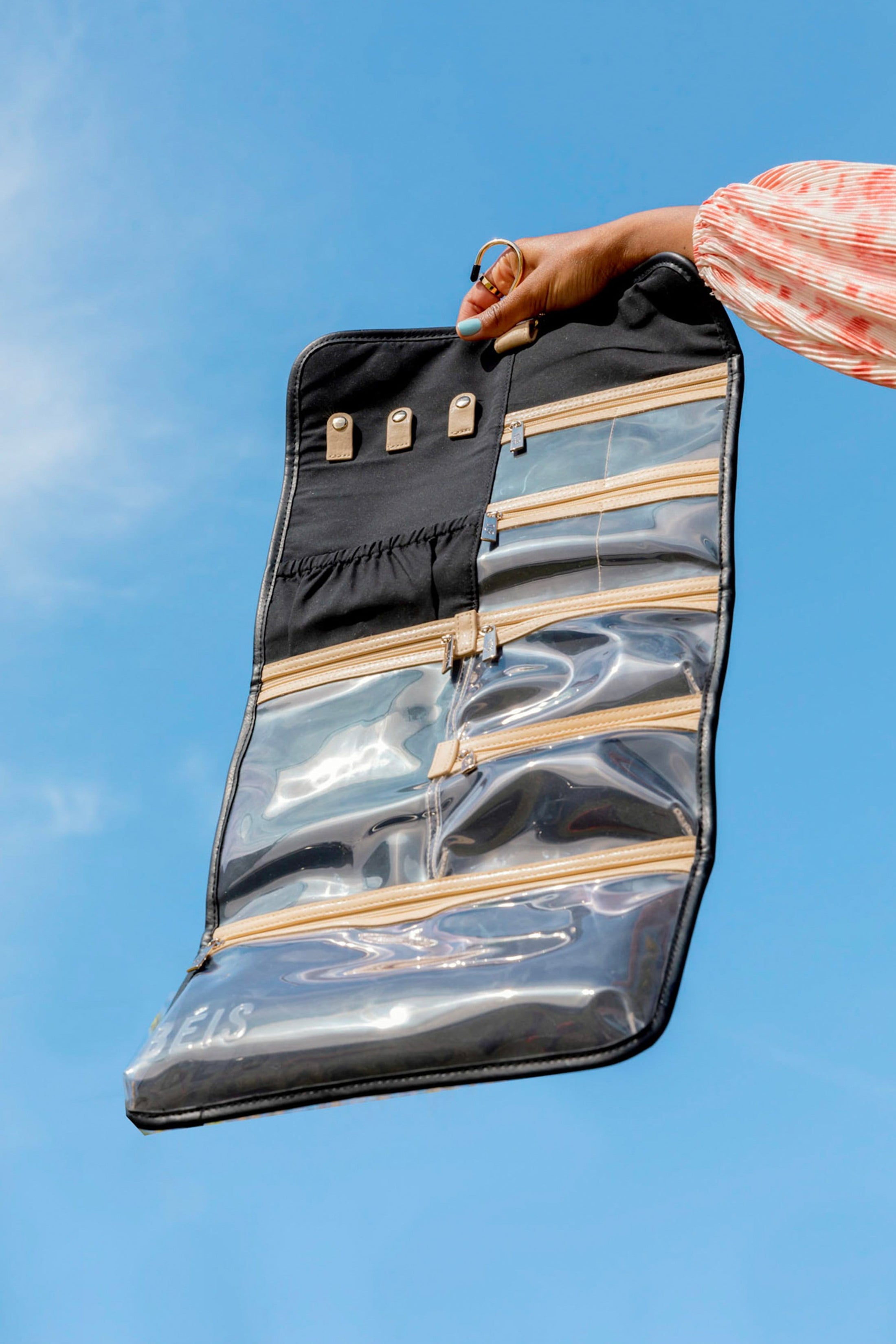 BÉIS 'The Hanging Jewelry Case' in Black - Travel Jewelry Case & Organizer
