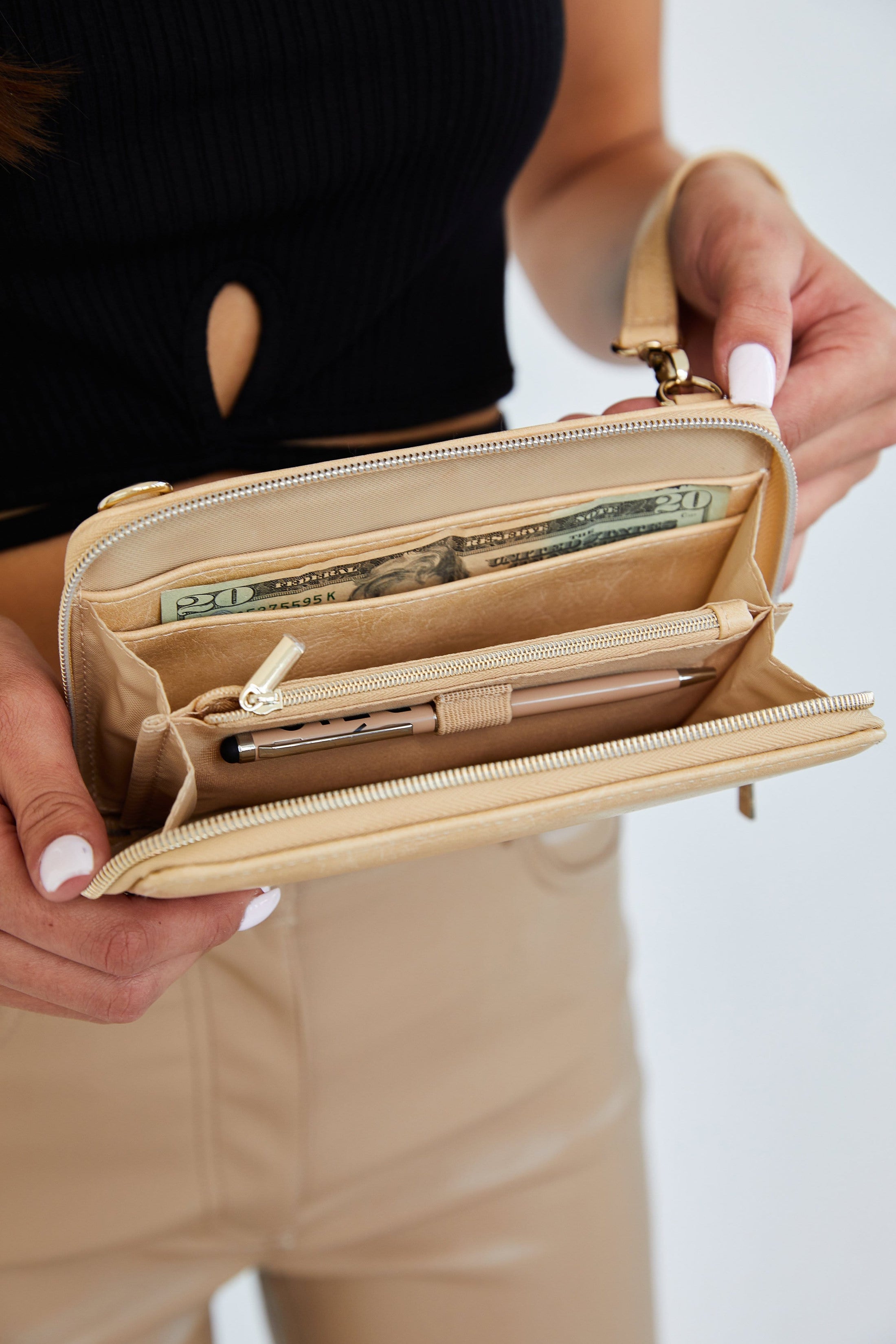 BÉIS 'The Travel Wallet' in Beige Travel Wallet & Travel Clutch